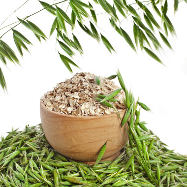 木碗燕麥種子關(guān)閉了孤立在白色背景上的幀