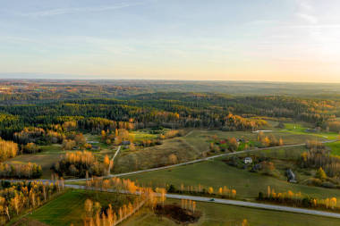 秋天空中俯瞰城市公园,秋天树叶五彩斑斓 
