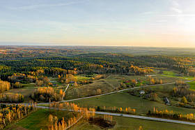秋天空中俯瞰城市公园,秋天树叶五彩斑斓 