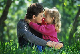 父亲和女儿拥抱在公园