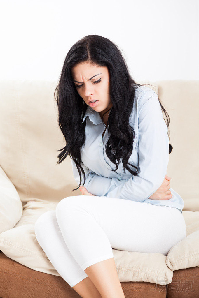 生病的女人握著的手上胃疼圖片