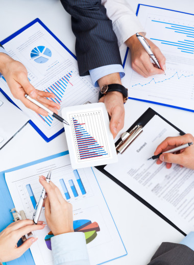 在会议期间的生意人们手