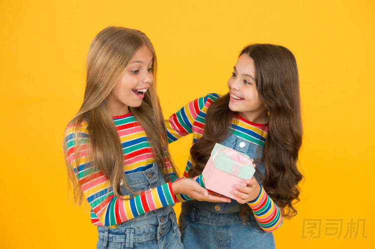 生日快樂。 小孩子把禮品盒送給壽星. 生日禮物。 小孩子們慶祝生日. 家庭。 友誼。 假日購(gòu)物