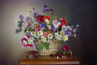 花籃里有一束新鮮的野花夏日花朵的靜物