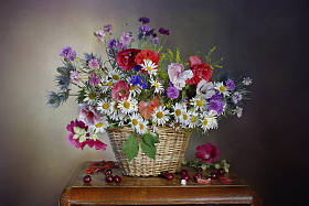 花篮里有一束新鲜的野花夏日花朵的静物