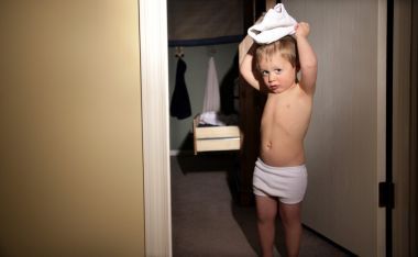 小男孩玩耍著內衣圖片