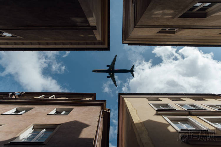 客機飛越住宅的屋頂，低空飛行，運輸