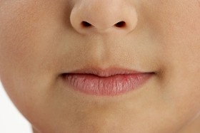 孩子的嘴唇的特写图片