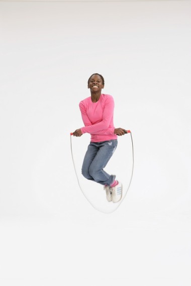 使用一根跳繩的女孩圖片