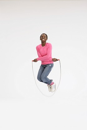 使用一根跳绳的女孩图片