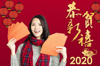 在新的一年里，亞洲女人露出紅色的信