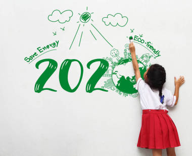 小女孩拿着画笔，画着富有创意的环保和环境友好的画