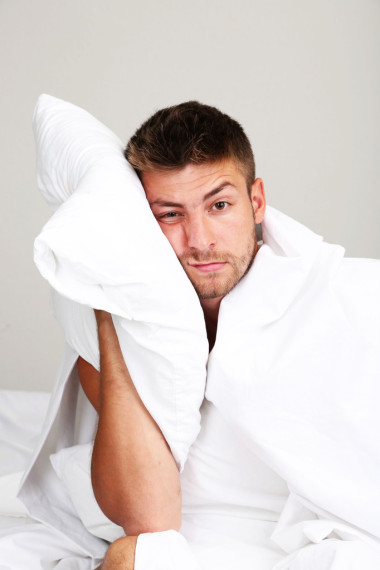 英俊的年輕男子不能睡在床上圖片