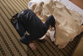 男人寻找的东西在床底下