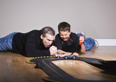 父亲和儿子在一起玩