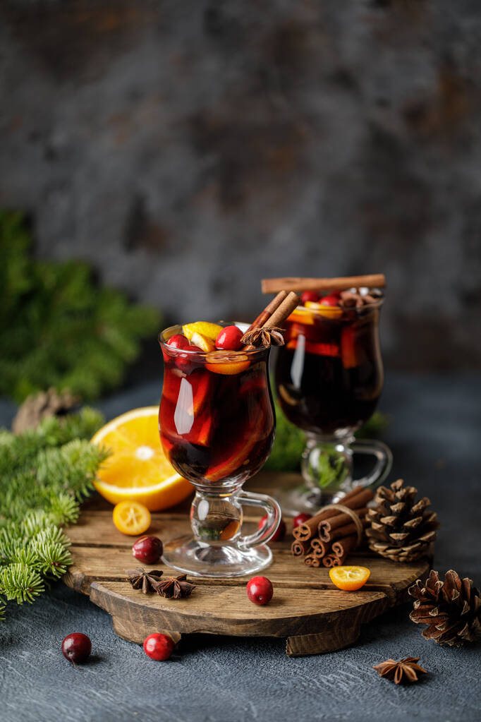 圣诞用香料、蔓越橘和橙子包裹着的葡萄酒。 传统的圣诞热饮。 圣诞饮品背景 圣诞用香料、蔓越橘和橙子包裹着的葡萄酒。 传统的圣诞热饮。 圣诞饮品背景