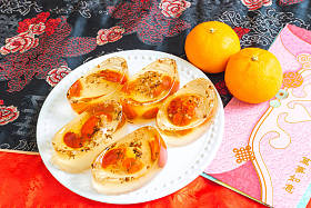 奥斯曼索斯果冻与狼果。 农历新年食品小吃。 吃完饭后把甜点冷却好. 红包庆祝