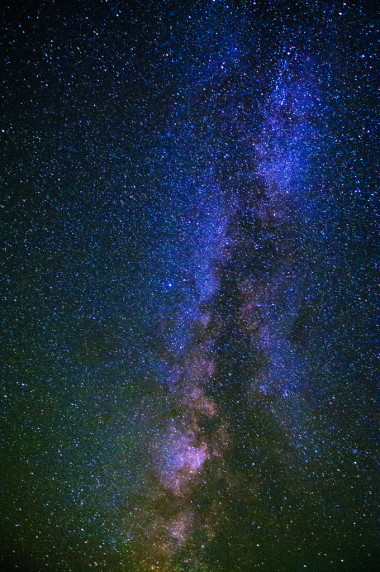 繁星点点的天空和银河星云照片