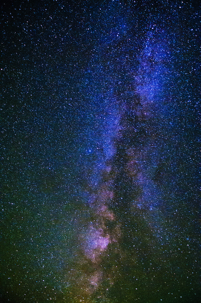 繁星点点的天空和银河星云照片