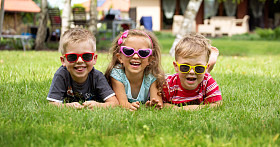 开心笑的孩子躺在草地上图片