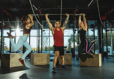 一群肌肉发达的运动员在体育馆做运动