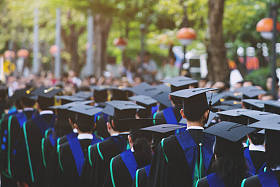 毕业时的毕业生组。理念教育祝贺大学。毕业典