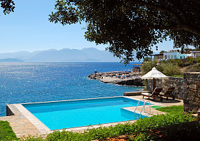 在豪华的别墅游泳池