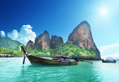 船只在甲米泰國的鐵路海灘