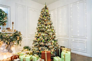 裝有彩帶的新年禮物的裝飾盒 