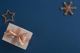 蓝色背景的圣诞礼物图片