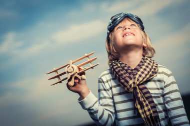 演奏的孩子照片