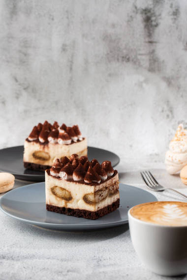 Tiramisu - -帶有睫毛膏和咖啡的經(jīng)典甜點。 美味的Tiramisu蛋糕在黑暗的板上，在輕盈的大理石背景上。 垂直照片