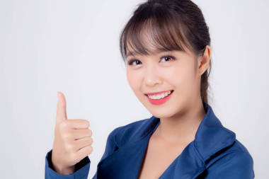 美麗的肖像年輕的商業(yè)亞洲女人站的姿勢
