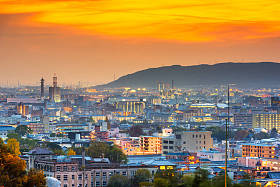 黄昏时日本京都的城市景