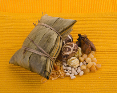 中國粽子背景上.照片