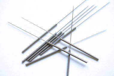 更多的针用于针灸在白色的背景