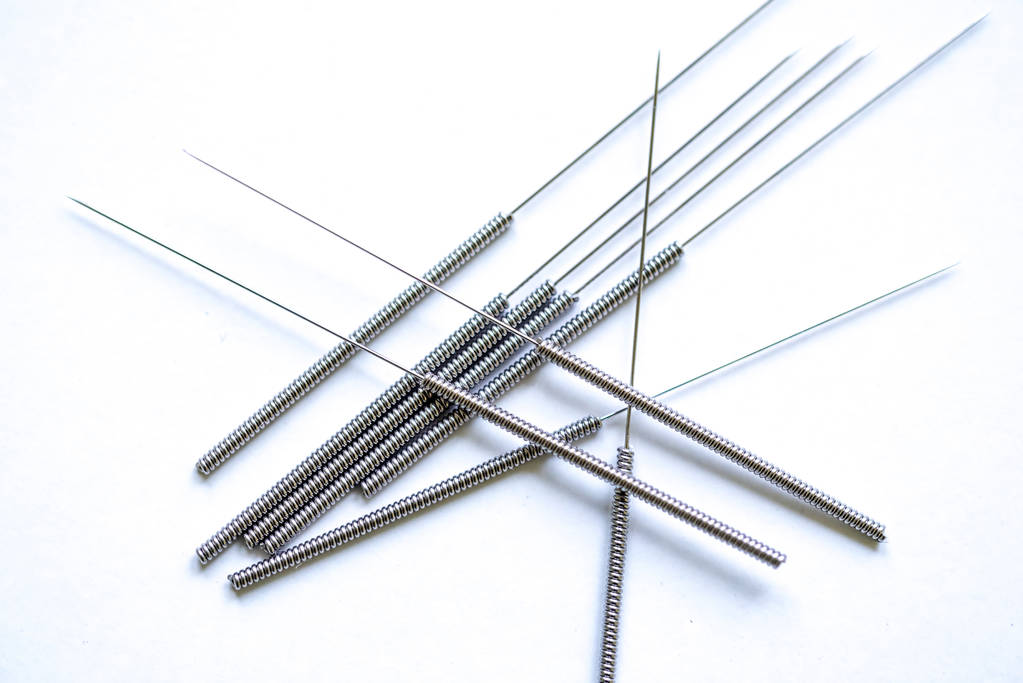 更多的针用于针灸在白色的背景