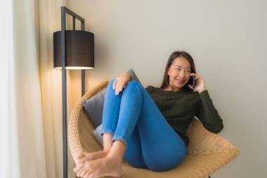 用會說話的手機描繪美麗的亞洲年輕女子 