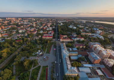 托木斯克市，列寧大道，三一廣場，城市花園的空中景觀。 俄羅斯。 夏天，夜晚，日落