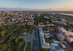 托木斯克市，列宁大道，三一广场，城市花园的空中景观。 俄罗斯。 夏天，夜晚，日落