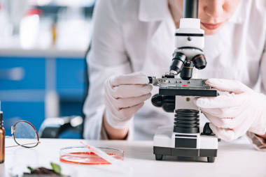 通过显微镜看免疫学家的剪影 