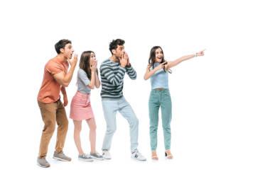 震驚的朋友們指著白色上孤立的東西 