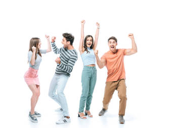 興奮的朋友們尖叫著慶祝與白人隔離