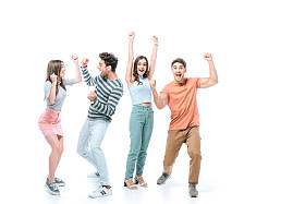 兴奋的朋友们尖叫着庆祝与白人隔离