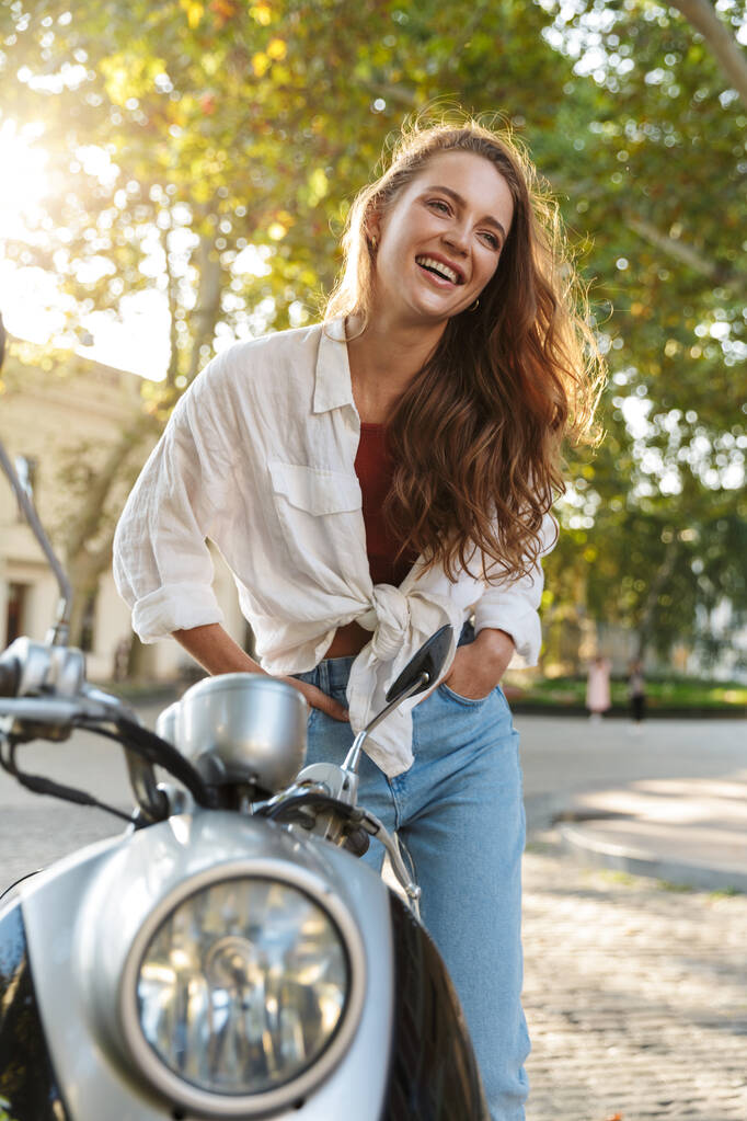 穿着休闲装的年轻漂亮姑娘图片 穿着休闲装的年轻漂亮姑娘图片