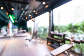 抽象模糊健身房和健身设备内部