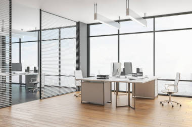 明亮的 coworking 辦公室內(nèi)部