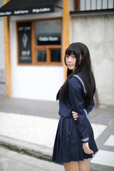 日本女學(xué)生在市中心冰淇淋店的肖像