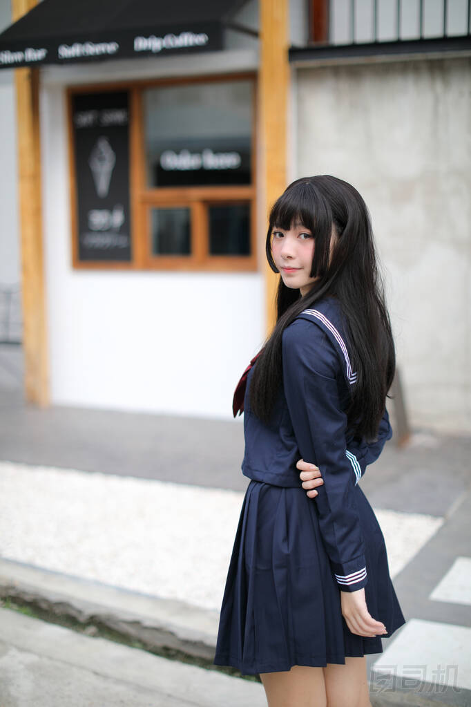 日本女學(xué)生在市中心冰淇淋店的肖像