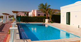 在房子附近游泳池